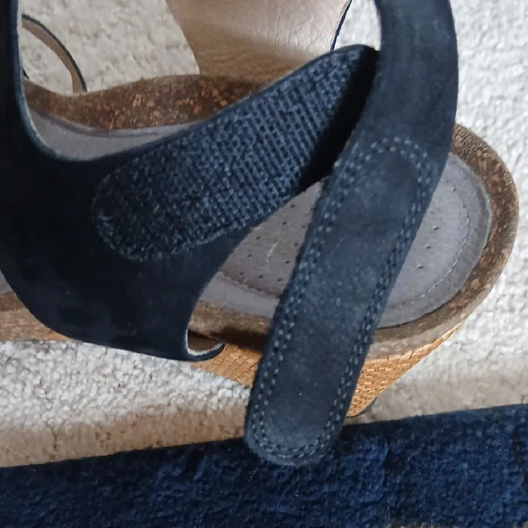 Tsubo Black and Gray Women's Sandals - Picture 7 of 11